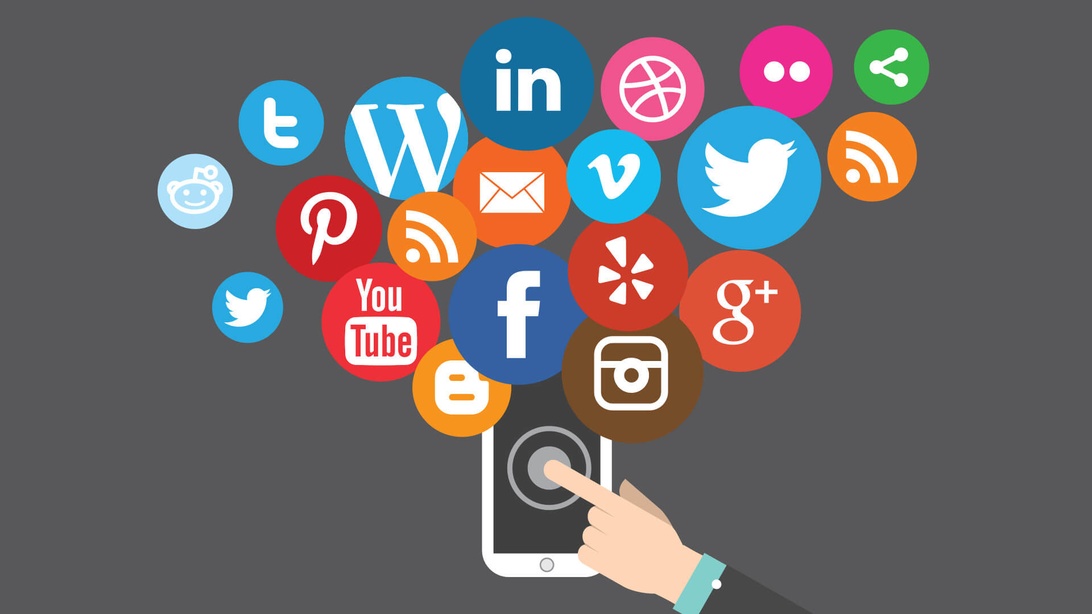 En samling färgglada ikoner för sociala medieplattformar som Facebook, Twitter, YouTube och Instagram, arrangerade i en molnliknande formation mot en grå bakgrund. Detta symboliserar det breda sociala medielandskapet.